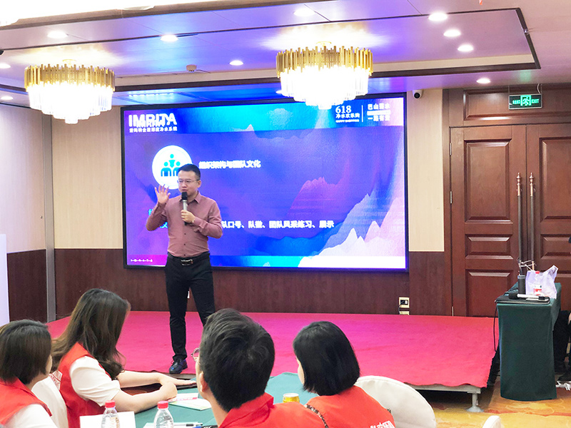 愛瑪特營銷公司副總經理楊進先生致辭