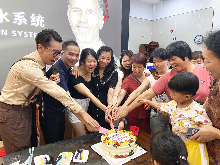 與江門(mén)店店慶同日的顧客送上生日祝福